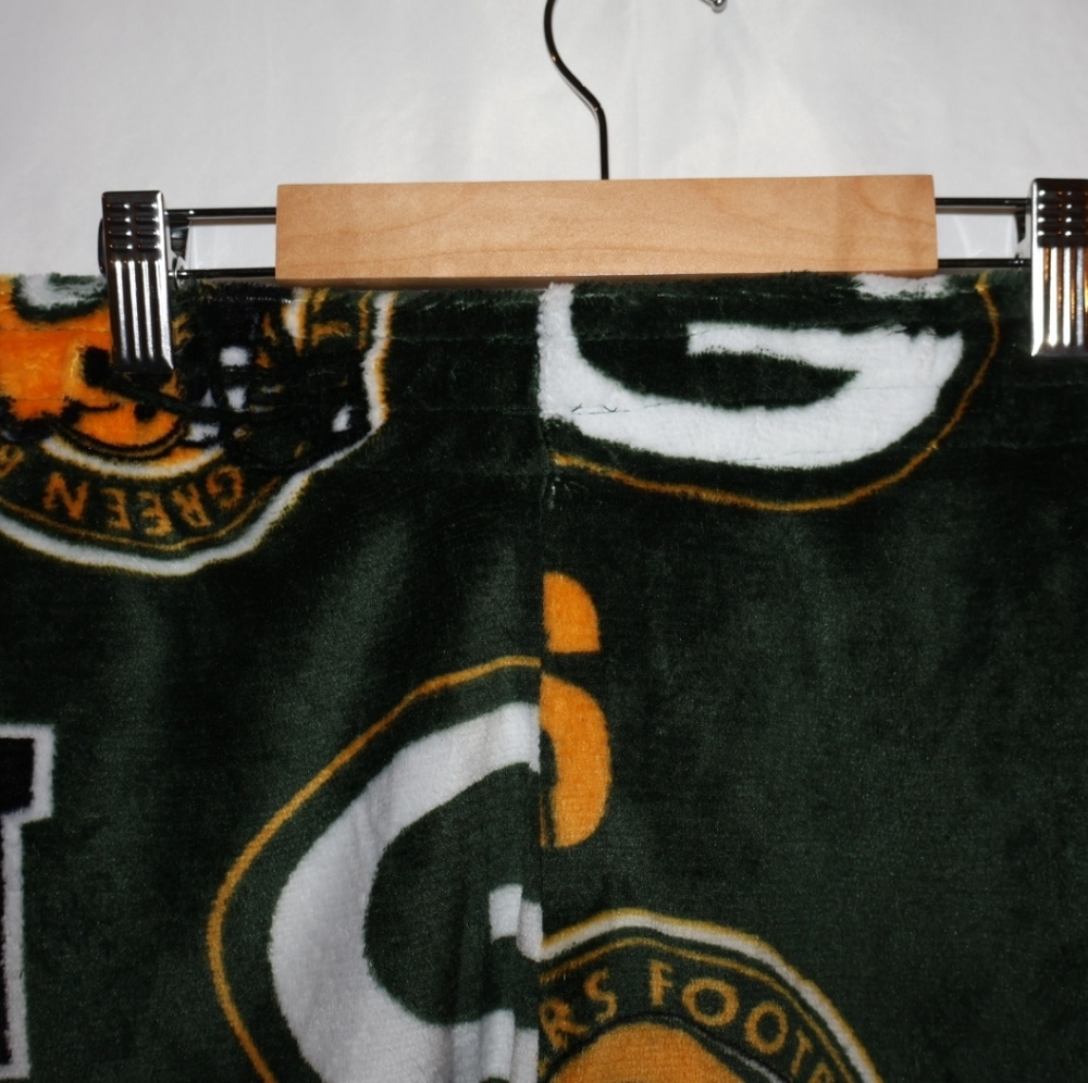 Green Bay Packers Green Plush Lounge Shorts With Pockets. - Picture 6 of 6